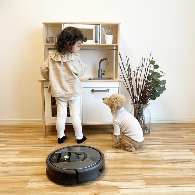 Naše robotické vysavače si oblíbí malí i velcí! 👶 👵 A ovládat je zvládnou taky všichni.