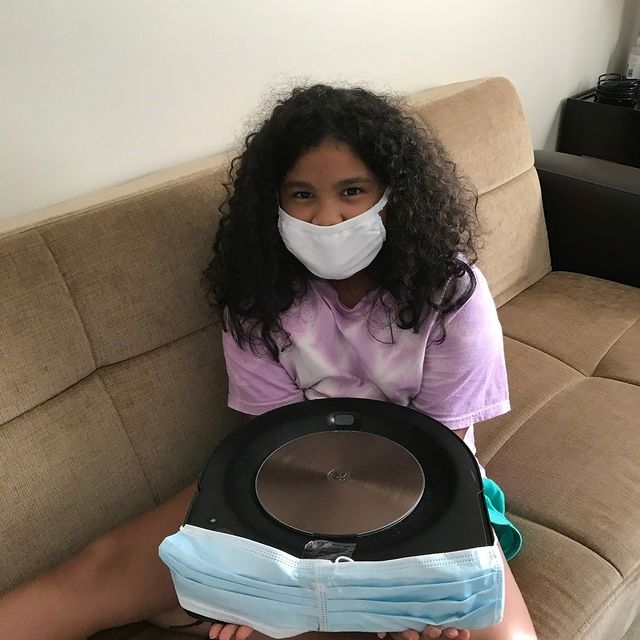 Roomba roušku nepotřebuje - sama čistí podlahy i vzduch těmi nejmodernějšími AeroForce filtry. 🦠😷🌱