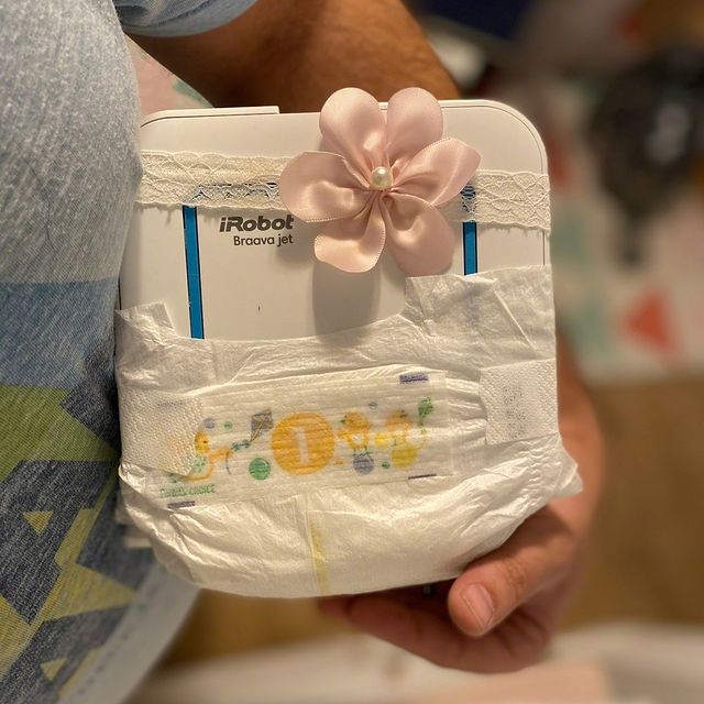 Braava jet 240 je náš nejmenší robot. Je roztomilá a skvělá na vytření chodby nebo koupelny. Pro celý byt se však podívejte po větší sestře Braavě jet m6 🦸‍♀️