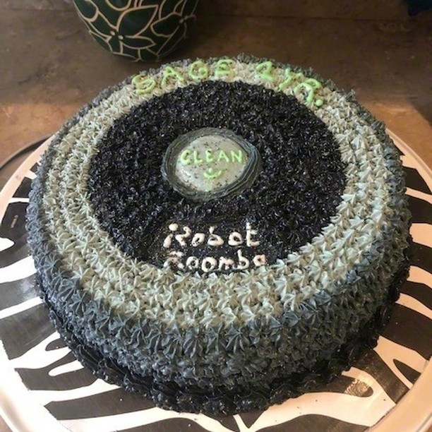 Tak tomuhle se říká OPRAVDOVÝ FANOUŠEK. Díky za fotku 🎂, všechno nejlepší a ať slouží co nejdéle 🥂