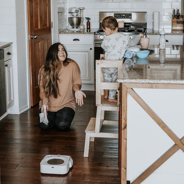 Klečet na zemi a vytírat ručně? Máte to zapotřebí? 🤦‍♀‍ Braava m6 je mistrem v oboru, tak to nechte radši na ní.. 🤖