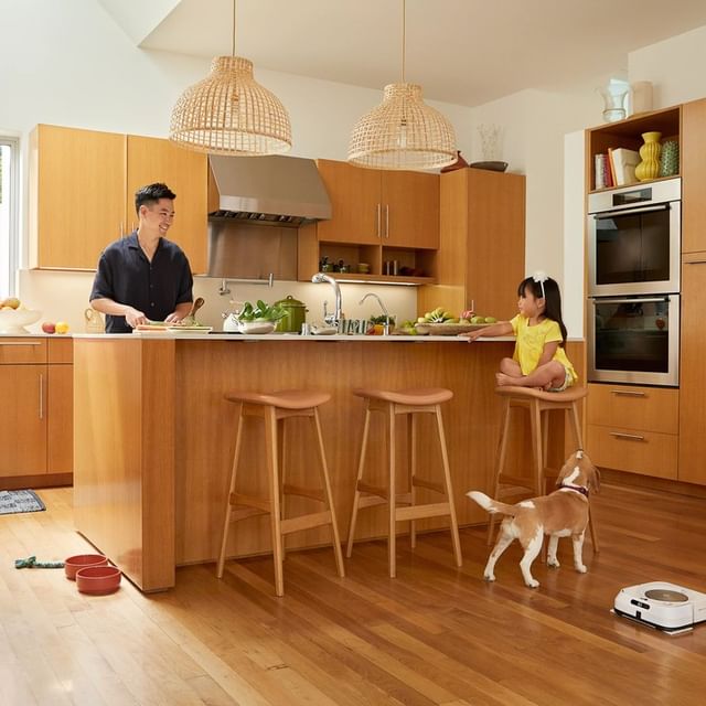 Robotický mop Braava jet m6 přesně ví, kdy a kde má uklízet 🗺️. V ostatních případech mu stačí říct a on vytře. Dokonce se dokáže domluvit🗣️ s vysavačem Roomba a pak se oba samostatně starají o čistotu vašich podlah. A vám zbyde víc času na rodinu. 👨‍👩‍👧‍👧 www.irobot.cz #irobotgenius #braava #jetm6
.
.
.
.
.
#braavajetm6 #irobotcz #irobotjekvalita #irobotbraava #roombaby #robotickyvysavac #robotickymop #uklid #chytradomacnost #domacispotrebice #tipynadarky #vysavac #vysavani #elektro #dodomacnosti #rodina #volnycas #tech #smarthome #roomba