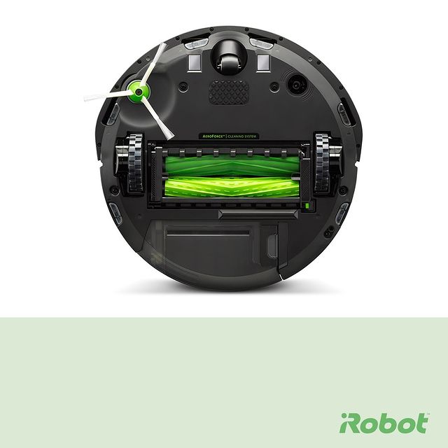 Takhle vypadá iRobot Roomba i7 zespoda. 🟢 Všimněte si patentované technologie 3stupňového čisticího programu:  DVA kartáče - to na jiných robotech nenajdete ☝️ Kartáče jsou gumové a rotují  proti sobě, takže jim neutečou žádné nečistoty! 🧹 #iRobot #Roomba