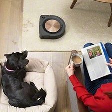 iRobot Roomba s9+ s inteligencí iRobot Genius je nejlepší vysavač pro všechny domovy 🏠 s kobercem. Při vjezdu na koberec zvýší svůj sací výkon na maximum a postará se i o ty nejhlubší nečistoty. Dopřejte si více času na odpočinek a uklízejte chytře 🤓 #iRobot